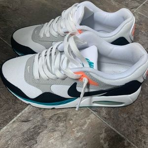 Women’s Air Max correlate size 6